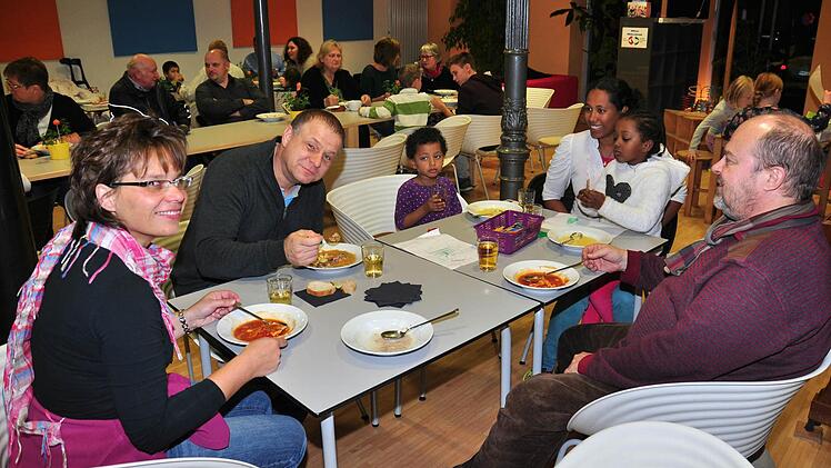 Der "interkulinarische Feierabend" ist ein Projekt der evangelischen Freikirche "Vineyard Haßberge" im Mehrgenerationenhaus (MGH) in Haßfurt. Unser Bild zeigt (vorne von links) Tanja und Siegfried Klarmann von "Vineyard", Yeshi Nardos Bezawit mit ihren beiden Töchtern sowie Diethmar Morawski, der sich im Mehrgenerationenhaus engagiert.