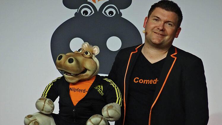 Sebastian Reich und Nilpferddame Amanda im Coburger KongresshausFoto: Jochen Berger