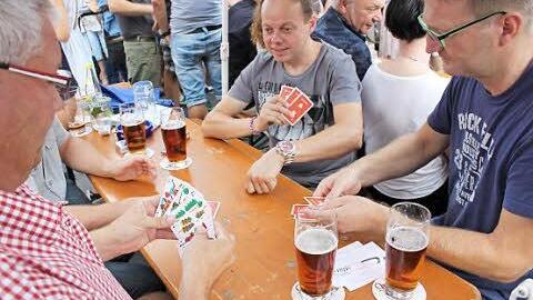 Bier, Bierfest, Bierkopf - inmitten des Trubels ließen sich diese Herren in ihrer guten Laune in die Karten schauen. Foto: Markus Häggberg