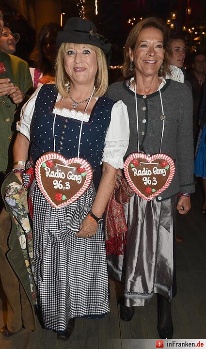 Patricia Riekel (l), «Bunte»- Chefredakteurin, und die Journalistin Marie Waldburg posieren am 23.09.2015 in München (Bayern) auf dem Oktoberfest bei der Radio Gong Wiesn im Weinzelt. Die 182. Wiesn dauert bis zum 04.10.2015 und wird wieder rund sechs Millionen Besucher aus aller Welt anlocken. Foto: Felix Hörhager/dpa