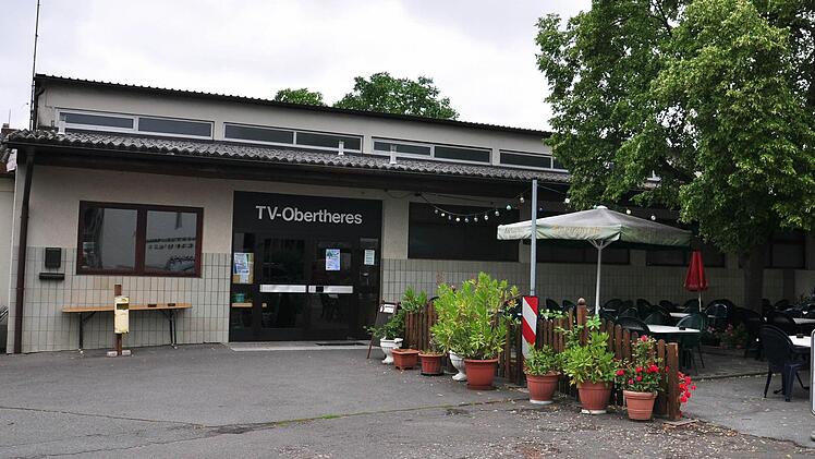Die Gemeinde Theres hat beschlossen, die Turnhalle in Obertheres (im Bild) zum Kultur- und Bürgerzentrum auszubauen und eine neue Schulsporthalle mit Allwetterplatz zu errichten. Foto: Ulrike Langer