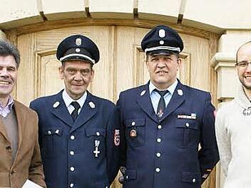 Die Funktion des federführenden Kommandanten ging in Oberaurach von Thomas Bäuerlein (Zweiter von links) auf Norbert Gülta über. Bürgermeister Thomas Sechser (links) freute sich über die engagierten ehrenamtlichen Helfer, ebenso Simon Wieland, Sachbearbeiter der Gemeindeverwaltung für Öffentliche Sicherheit und Ordnung (rechts).