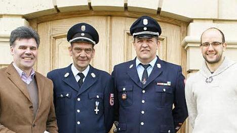 Die Funktion des federführenden Kommandanten ging in Oberaurach von Thomas Bäuerlein (Zweiter von links) auf Norbert Gülta über. Bürgermeister Thomas Sechser (links) freute sich über die engagierten ehrenamtlichen Helfer, ebenso Simon Wieland, Sachbearbeiter der Gemeindeverwaltung für Öffentliche Sicherheit und Ordnung (rechts).