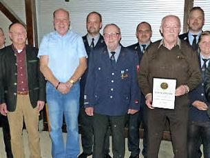 Unser Bild zeigt (von links) Kreisbrandinspektor Horst Tempel, Ehrenkreisbrandinspektor Franz Gareis, Bürgermeister Eugen Hain, Vorsitzenden Uwe Böhnke, Zweiten Vorsitzenden Stefan Zeitler, Kassier Gerhard Bräutigam, Kommandant Lothar Walther, Franz Geyer, Kreisbrandmeister Yves Wächter, Schriftführerin Lisa Walter und Gerd Dresel. Foto: Klaus-Peter Wulf