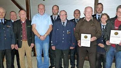 Unser Bild zeigt (von links) Kreisbrandinspektor Horst Tempel, Ehrenkreisbrandinspektor Franz Gareis, Bürgermeister Eugen Hain, Vorsitzenden Uwe Böhnke, Zweiten Vorsitzenden Stefan Zeitler, Kassier Gerhard Bräutigam, Kommandant Lothar Walther, Franz Geyer, Kreisbrandmeister Yves Wächter, Schriftführerin Lisa Walter und Gerd Dresel. Foto: Klaus-Peter Wulf