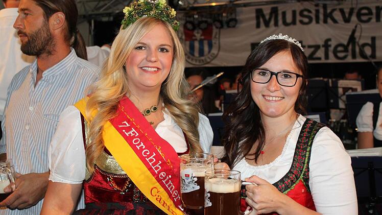 Bierkönigin Carina Schneider (l.) besuchte Kirschenkönigin Sandra Grau.