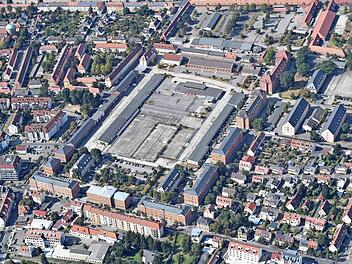 Noch ist die Lagardekaserne weitgehend versiegelt. 2018 soll mit dem Abbruch der alten Hallen begonnen werden.  Foto: Ronald Rinklef