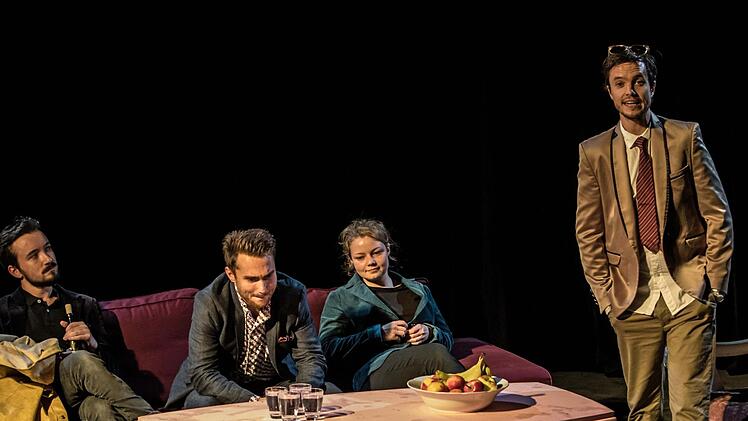 "Freistaat Coburg": Benjamin Hübner (rechts) als Moderator stellt neu engagierte Schauspieler vor (von links): Thomasc Kaschel, Valentin Kleinschmidt und Solvejg Schomers.Jochen Berger