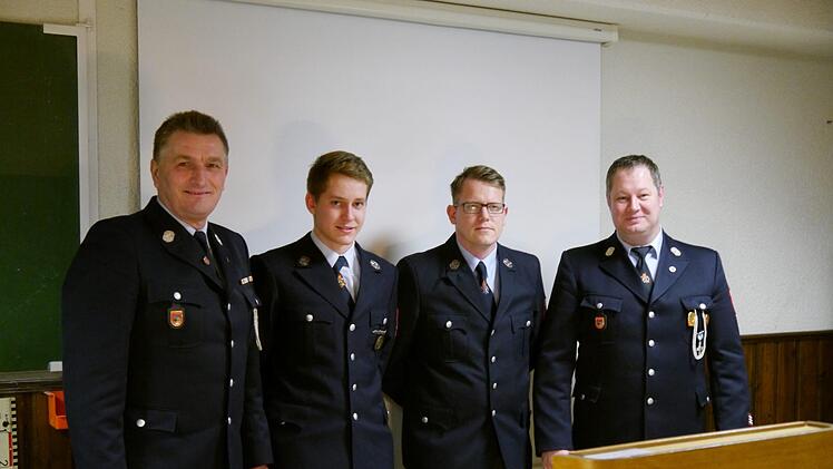 Neu in die Wehr aufgenommen wurden (2. von links): Tom Karges und Benjamin Petroff (rechts daneben). Links Kommandant Harald Schüssler, rechts 2. Kommandant Reiner Förg. Foto: Oswald Türbl