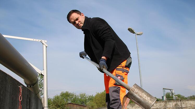 Klärmeister Daniel Brust schöpft Abwasser. Im Labor kontrolliert er regelmäßig, ob die Biologie der Kläranlage stimmt.Heike Beudert