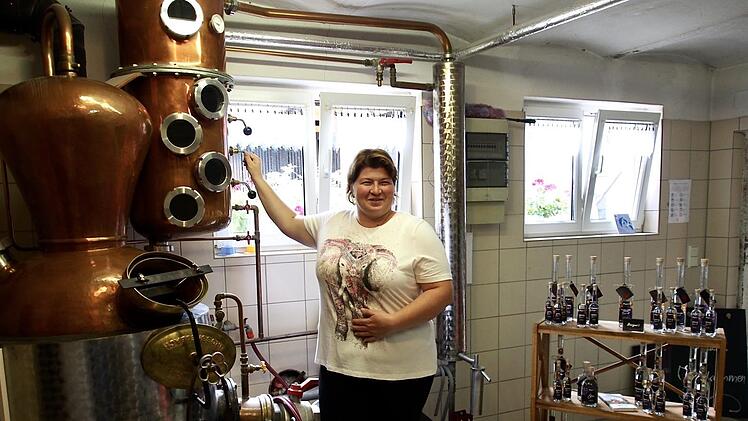 In Erinnerung an ihren Großvater führt die Brennmeisterin Stefanie die Brennerei Bürger weiter.  Foto: Bianca Volkert