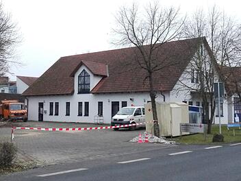 Die Vorbereitungen am Rot-Kreuz-Haus in Hofheim laufen auf Hochtouren, damit dort bis Mitte Dezember ein Impfzentrum entstehen kann. Foto: Rebecca Vogt /Archiv