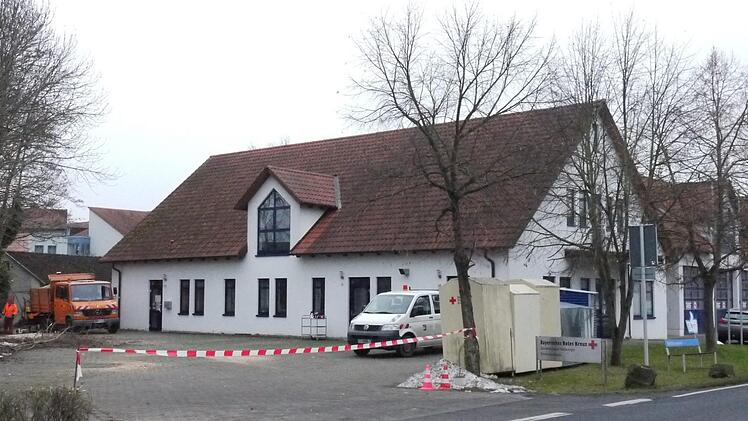Die Vorbereitungen am Rot-Kreuz-Haus in Hofheim laufen auf Hochtouren, damit dort bis Mitte Dezember ein Impfzentrum entstehen kann. Foto: Rebecca Vogt /Archiv