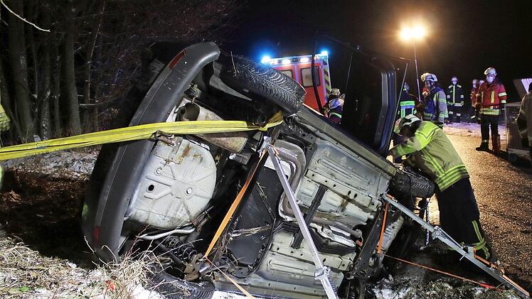 Die Rettungskräfte bergen das Auto. Foto: Kreisbrandinspektion Forchheim