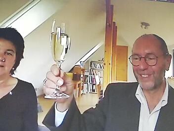 Via Bildschirm stoßen Karlheinz Friedel und Anja Heide auf das 25-jährige Bestehen des Netzwerks für soziale Dienste an. Foto: Heike Beudert