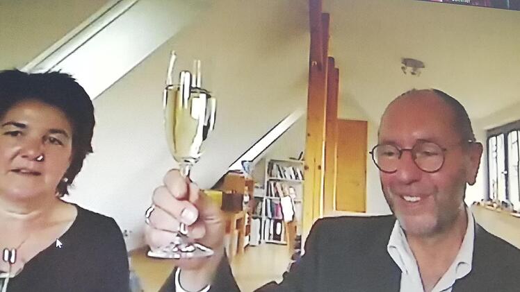 Via Bildschirm stoßen Karlheinz Friedel und Anja Heide auf das 25-jährige Bestehen des Netzwerks für soziale Dienste an. Foto: Heike Beudert