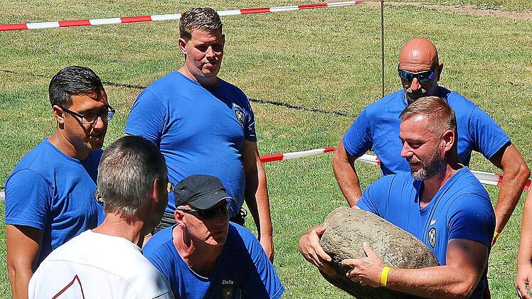 viel Kraft war bei der Disziplin "Stone of Manhood" gefragt. Foto: Dieter Britz