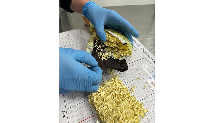 Schmuggel am M&uuml;nchner Flughafen: Frau versteckt Goldschmuck in Nudeln