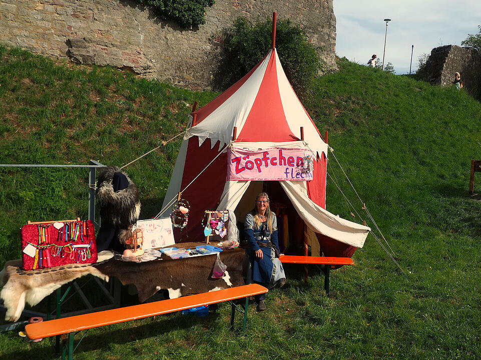 Buntes Treiben auf der Burg.