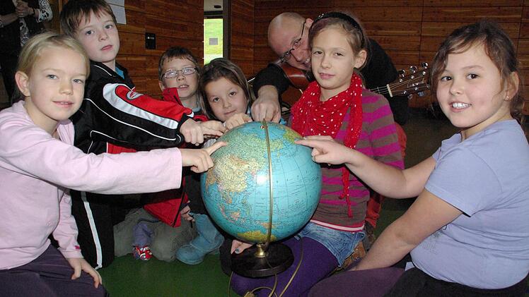 Die Weltretterkids schauen sich die Welt an und packen an Im Hintergrund Carlo Hilsdorf.  Foto: Elisabeth Assmann