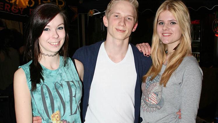 Anna Butzbacher (l.), Kristofer Udumets und Hannah Niewerth haben die letzte Party im Rabatz organisiert. Foto: Andreas Brandl