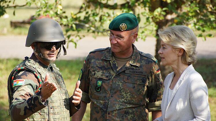 Verteidigungsministerin besucht Peschmerga in Hammelburg