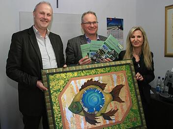 Gerald Brehm, Martin Oberle und Sandra Hammer (v. l.) mögen den Karpfen in jeder Form, auch wenn er nur gemalt ist. Foto: Sylvia Hubele