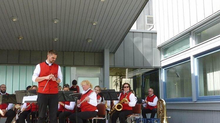 Die Georgibläser sorgten für einen sommerlichen Musiknachmittag an der Sommerhalle. Foto: Brigitta Kempe-Wolf