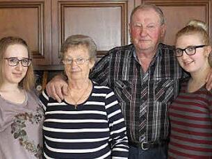 Enkelin Sandra Büttner, Elisabeth und Othmar Weiß und Enkelin Tamara Büttner feiern gemeinsam die goldene Hochzeit. Foto: Carmen Schwind