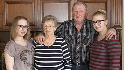 Enkelin Sandra Büttner, Elisabeth und Othmar Weiß und Enkelin Tamara Büttner feiern gemeinsam die goldene Hochzeit. Foto: Carmen Schwind