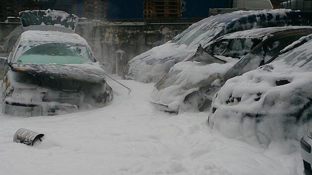 Die Feuerwehr löschte den Brand am 14. März in Küps. Auslöser war vermutlich ein technischer Defekt an einem der Wagen.  Foto: Herbert Knoth