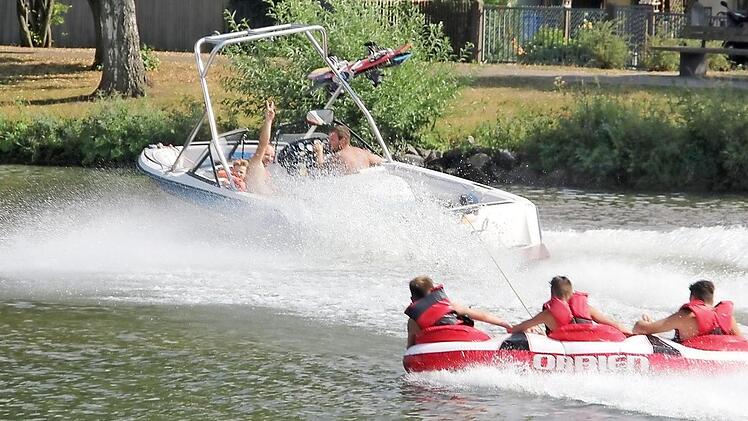 Der Main führt trotz anhaltender Trockenheit ausreichend Wasser, Schiffe und Boote können problemlos verkehren, heißt es von Seiten des Wasserstraßen- und Schifffahrtsamtes Schweinfurt. Diese Jungs nutzen das gerne aus und lassen sich von einem Motorboot über das Wasser ziehen. Gesehen bei Eltmann, kurz vor der großen Mainbrücke.