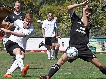 Nüdlingens Justus Müller (rechts) versucht, gegen Maßbachs Michael Krautschneider zu retten. Es nutzte nichts. Am Ende verlor der TSV gegen den Favoriten deutlich mit 1:4. Foto: Hopf