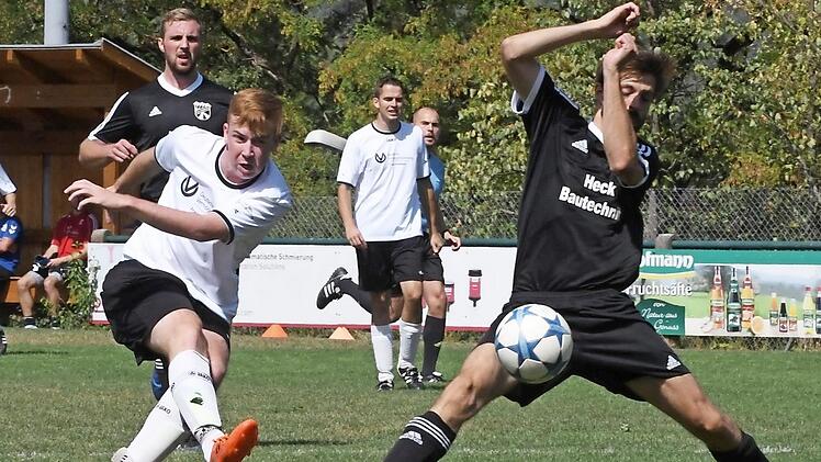 Nüdlingens Justus Müller (rechts) versucht, gegen Maßbachs Michael Krautschneider zu retten. Es nutzte nichts. Am Ende verlor der TSV gegen den Favoriten deutlich mit 1:4. Foto: Hopf