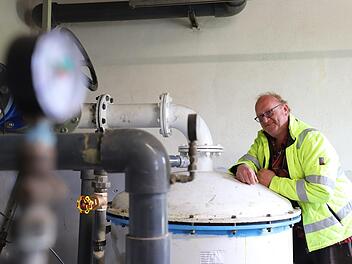 Weil Bademeister Dieter Gräf passende Ersatzfilter für die Filterkessel des Wallenfelser Freibads fand, bleibt der Stadt ein teurer Austausch der in die Jahre gekommenen Filteranlage erspart. Foto: Marian Hamacher