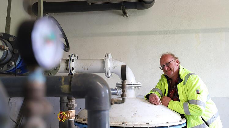 Weil Bademeister Dieter Gräf passende Ersatzfilter für die Filterkessel des Wallenfelser Freibads fand, bleibt der Stadt ein teurer Austausch der in die Jahre gekommenen Filteranlage erspart. Foto: Marian Hamacher