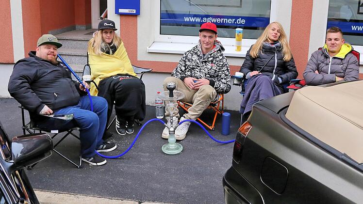 Aus Schweinfurt und aus Regensburg kommen diese Teilnehmer am GTI-Treffen,  die es sich warm angezogen mit einer Shisha (Wasserpfeife) gemütlich  gemacht haben. Dieter Britz