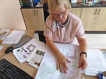 Rektorin Gudrun Mackert schaut sich auf dem Plan an, wo die neuen Parkplätze hinkommen. Foto: Monika Schütz