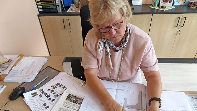 Rektorin Gudrun Mackert schaut sich auf dem Plan an, wo die neuen Parkplätze hinkommen. Foto: Monika Schütz