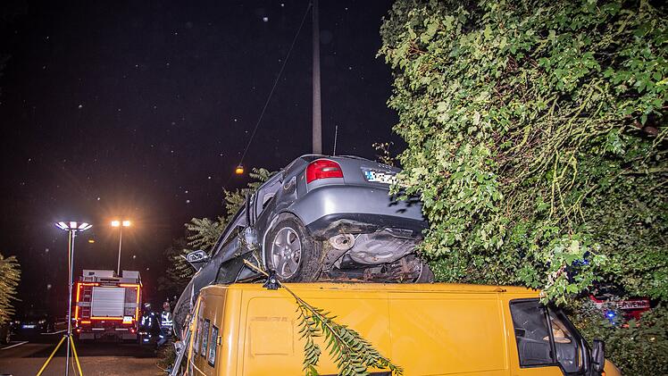 Audi hebt ab und landet auf parkendem Kleintransporter