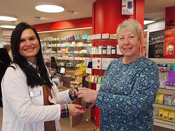 Violetta Greisinger (links) übernimmt zum 1. Januar 2022 die Bad Brückenauer Rathaus-Apotheke von der jetzigen Inhaberin Gisela Salzmann, die sich nach über 50 Jahren Apothekendienst in den Ruhestand verabschiedet. Foto: Rebecca Vogt
