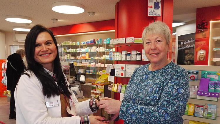 Violetta Greisinger (links) übernimmt zum 1. Januar 2022 die Bad Brückenauer Rathaus-Apotheke von der jetzigen Inhaberin Gisela Salzmann, die sich nach über 50 Jahren Apothekendienst in den Ruhestand verabschiedet. Foto: Rebecca Vogt