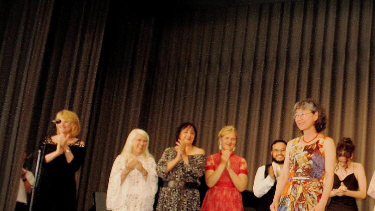 Die Teilnehmerinnen und Teilnehmer des Schülerkonzerts mit  Iva Simon (links) und  Pianistin Keiko Meißner (im Vordergrund). Foto: Werner Vogel
