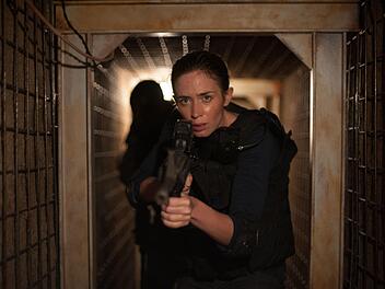 Sicario Kate Macy (Emily Blunt) erstürmt mit ihren Kollegen einen geheimen Tunnel, der nach Mexiko führt.