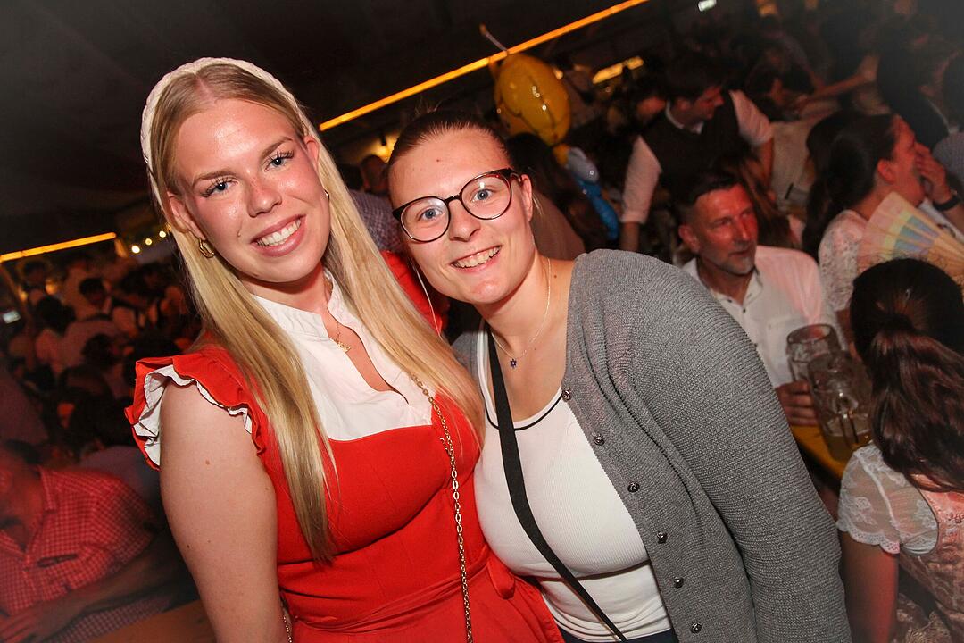 Tanzen, Feiern, Mitsingen &ndash; bayerische Partystimmung bis Mitternacht.