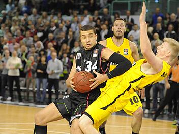 Der Bayreuther Kyle Weems setzt sich energisch gegen Tanner Smith von den MHP-Riesen Ludwigsburg durch. Fotos: Peter Mularczyk