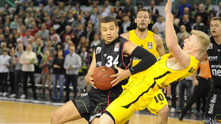 Der Bayreuther Kyle Weems setzt sich energisch gegen Tanner Smith von den MHP-Riesen Ludwigsburg durch. Fotos: Peter Mularczyk