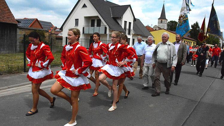 Zahlreiche örtliche sowie auch befreundete Vereine nahmen am Festumzug durch Aidhausen teil. Fotos: Gerhard Schmidt