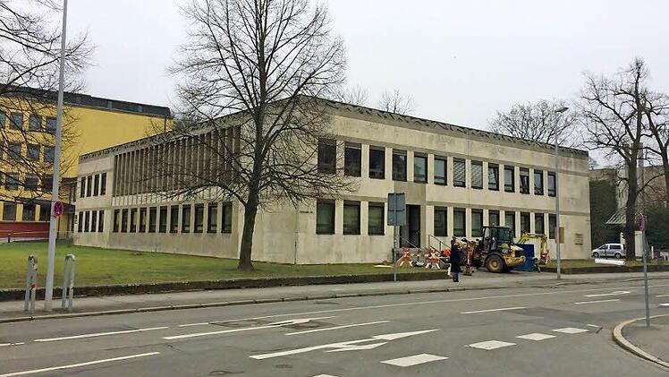 Die Gebäude der Coburger Justiz (links und Mitte) befinden sich in direkter Nachbarschaft zum Kongresshaus (rechts). Foto: Oliver Schmidt