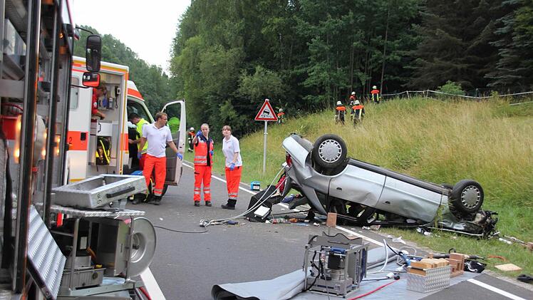 Auf dem Dach landete der Audi auf der Gegenfahrbahn und halb im Seitenstreifen.Foto: Ralf Kestel